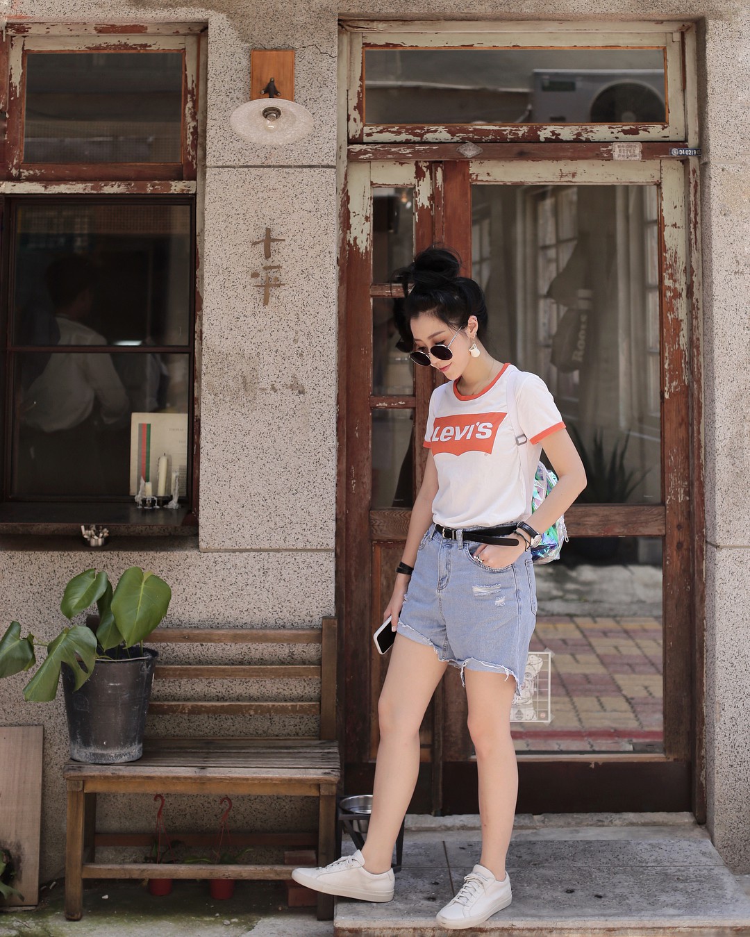 Chớm hè, bạn nên ôn lại ngay 3 công thức diện quần shorts để cân hết mọi cuộc dạo phố, đi biển