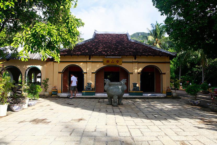 Đến Côn Đảo du lịch rồi trộm tiền công đức, 4 thanh niên bị bắt sau khi ra ngân hàng đổi tiền lẻ