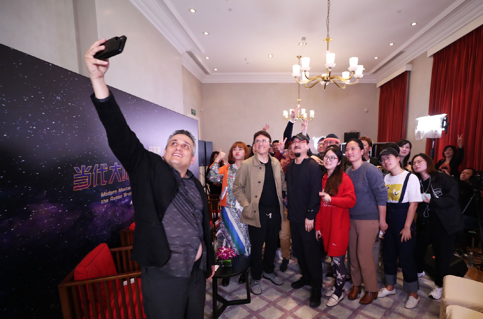 Netizen Trung Quốc than trời trước thềm Endgame: Hay là bán thận để xem?