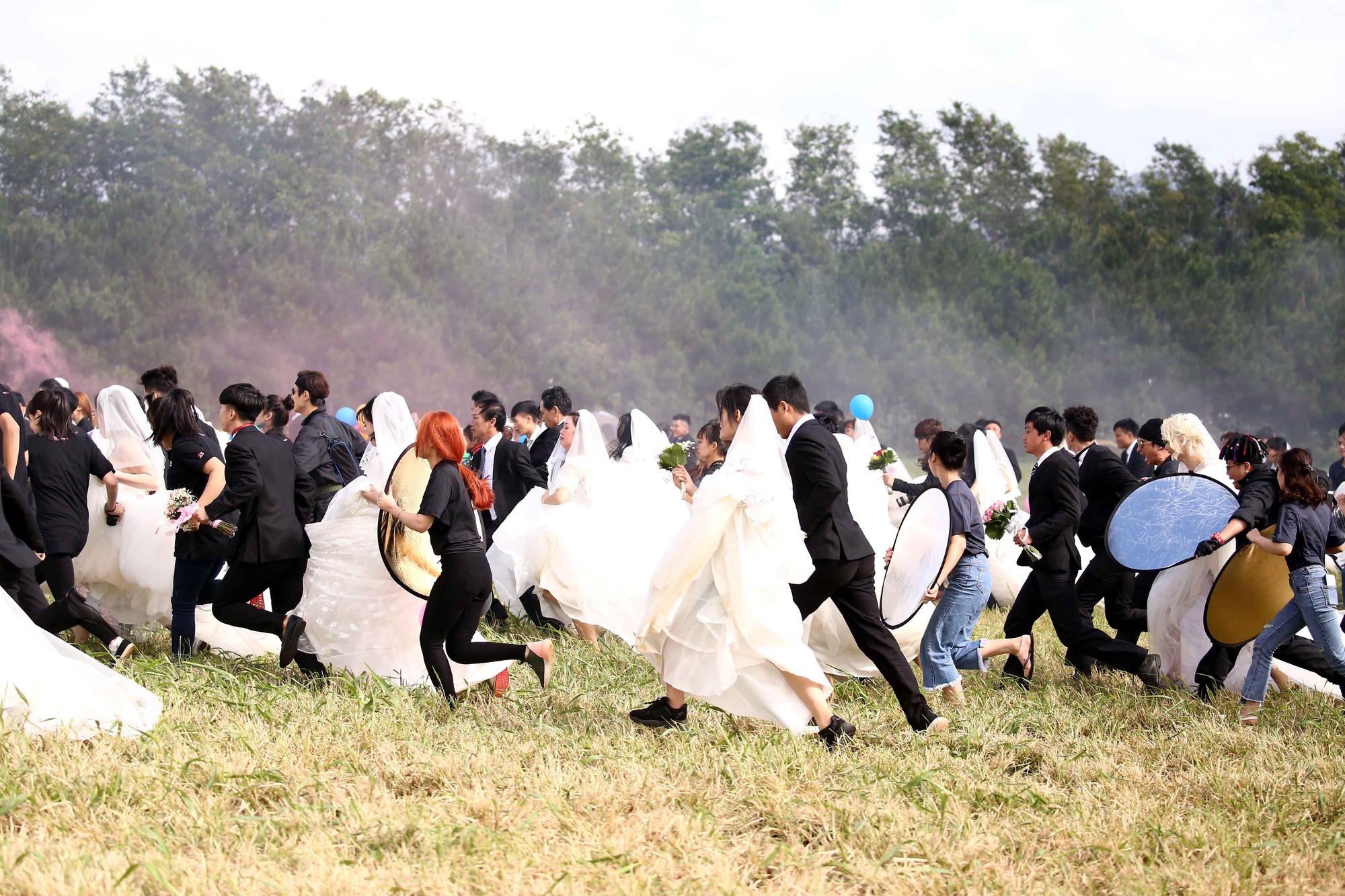 6 chi tiết gây hoang mang hơn cả việc phân biệt ma và người ở Lật Mặt 4 6 chi tiết gây hoang mang hơn cả việc phân biệt ma và người ở Lật Mặt 4