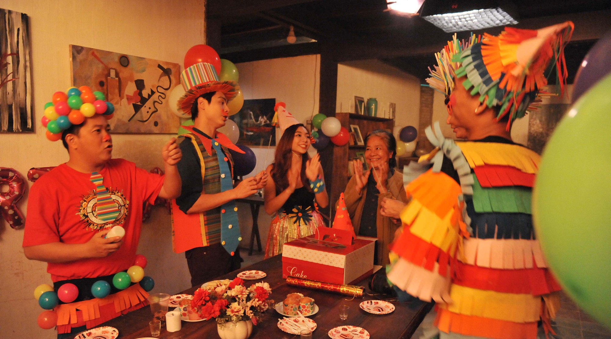 6 chi tiết gây hoang mang hơn cả việc phân biệt ma và người ở Lật Mặt 4