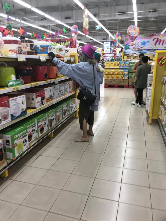 Hot girl Bella bị bắt gặp tha lôi con đến Nam Định, nhưng phản ứng của dân mạng với người quay clip hết sức bất ngờ