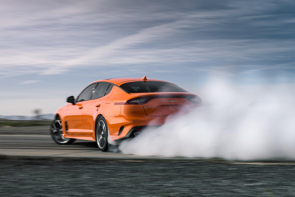Quái thú Kia Stinger GTS 2019 ra mắt, tập trung vào khả năng drift