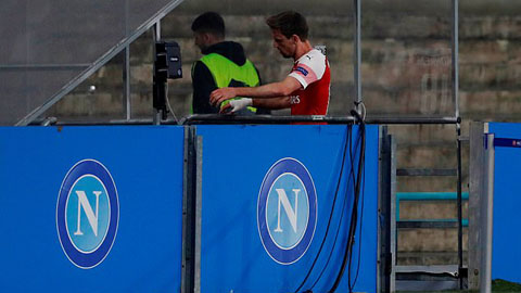 Hậu vệ Arsenal ôm bụng chạy đi toilet giữa trận đấu