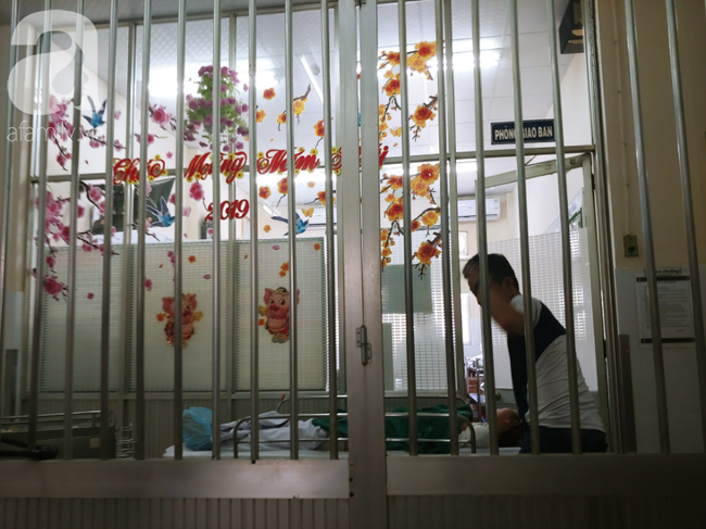 Dụ dỗ xin con nuôi không được, gã đàn ông dùng xăng đốt cháy người mẹ trẻ