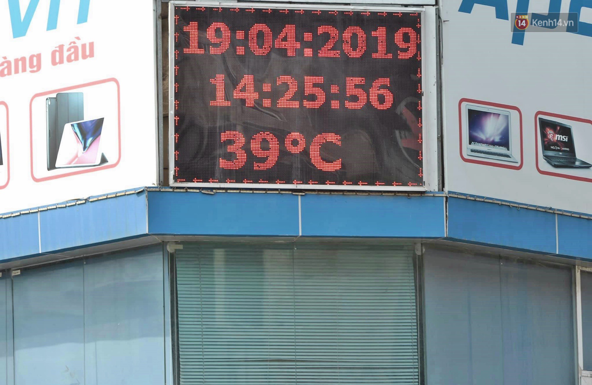 Hà Nội: Người dân, du khách nhăn mặt nhíu mày với nắng nóng 41 độ C giữa trưa hè