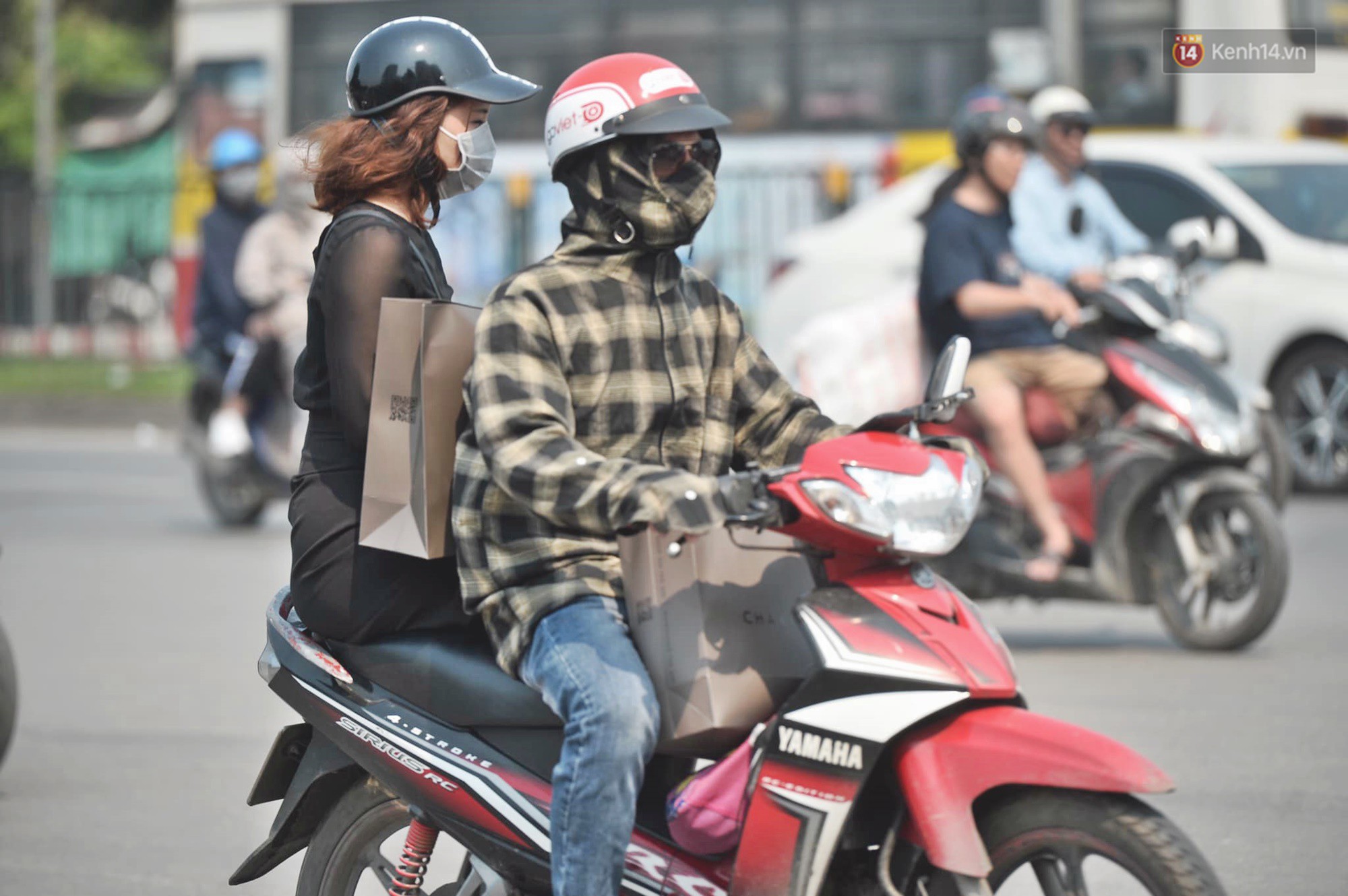 Hà Nội: Người dân, du khách nhăn mặt nhíu mày với nắng nóng 41 độ C giữa trưa hè