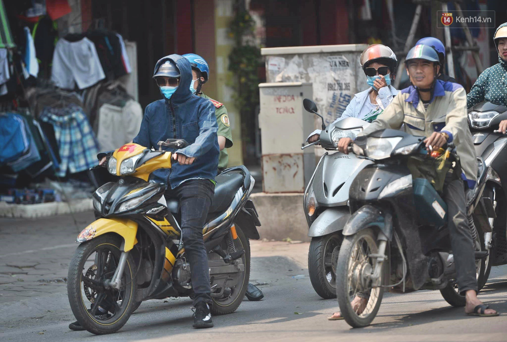 Hà Nội: Người dân, du khách nhăn mặt nhíu mày với nắng nóng 41 độ C giữa trưa hè