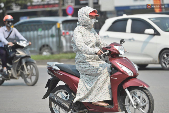 Hà Nội: Người dân, du khách nhăn mặt nhíu mày với nắng nóng 41 độ C giữa trưa hè Hà Nội: Người dân, du khách nhăn mặt nhíu mày với nắng nóng 41 độ C giữa trưa hè