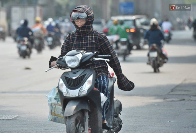 Hà Nội: Người dân, du khách nhăn mặt nhíu mày với nắng nóng 41 độ C giữa trưa hè Hà Nội: Người dân, du khách nhăn mặt nhíu mày với nắng nóng 41 độ C giữa trưa hè