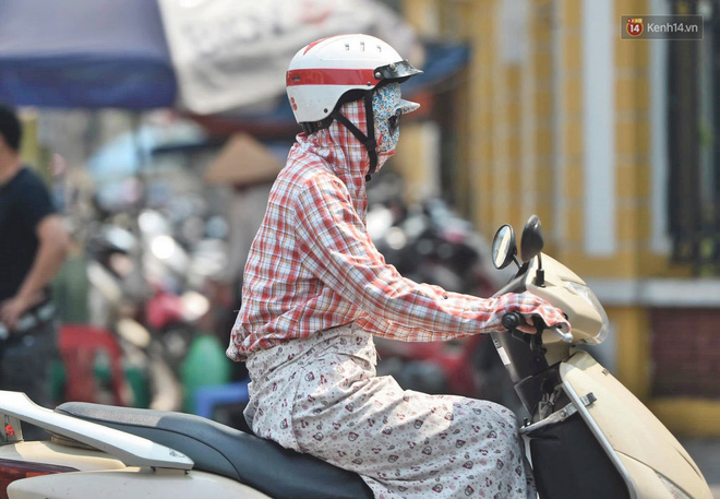 Hà Nội: Người dân, du khách nhăn mặt nhíu mày với nắng nóng 41 độ C giữa trưa hè