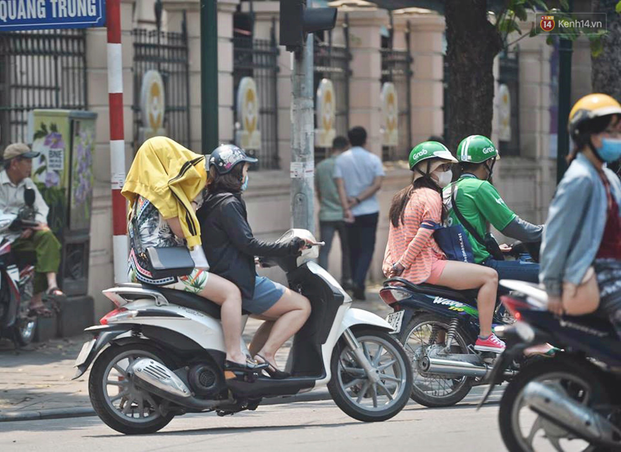 Hà Nội: Người dân, du khách nhăn mặt nhíu mày với nắng nóng 41 độ C giữa trưa hè