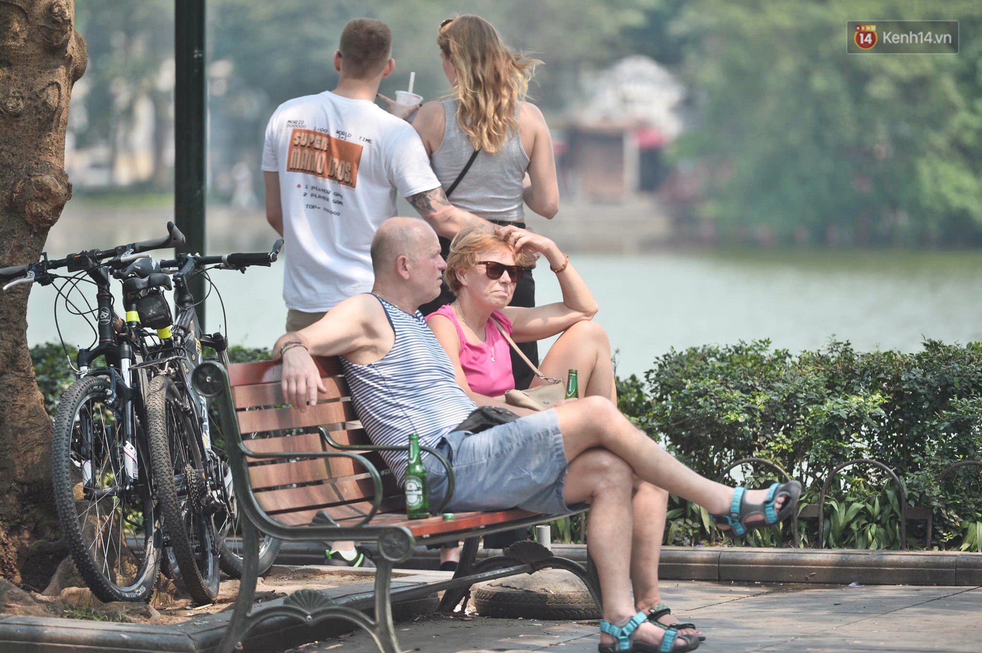 Hà Nội: Người dân, du khách nhăn mặt nhíu mày với nắng nóng 41 độ C giữa trưa hè