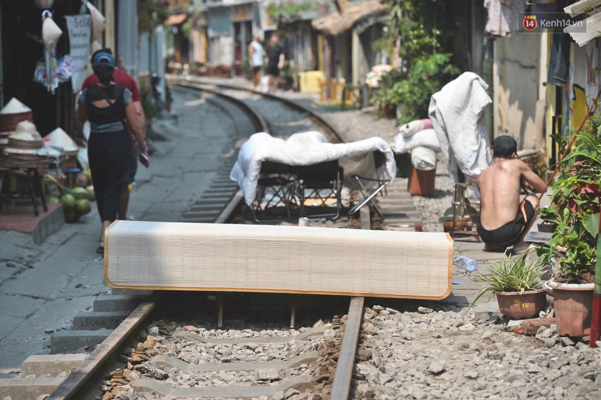 Hà Nội: Người dân, du khách nhăn mặt nhíu mày với nắng nóng 41 độ C giữa trưa hè