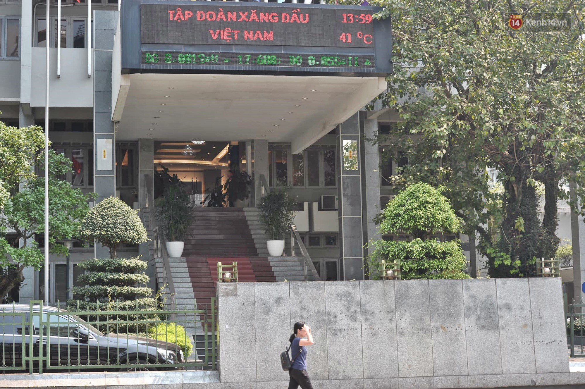 Hà Nội: Người dân, du khách nhăn mặt nhíu mày với nắng nóng 41 độ C giữa trưa hè