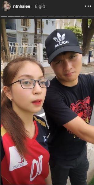 Ngọt ngào như Quang Hải: Đến tận sân cổ vũ bạn gái thi đấu bóng chuyền Ngọt ngào như Quang Hải: Đến tận sân cổ vũ bạn gái thi đấu bóng chuyền