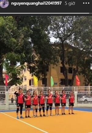 Ngọt ngào như Quang Hải: Đến tận sân cổ vũ bạn gái thi đấu bóng chuyền