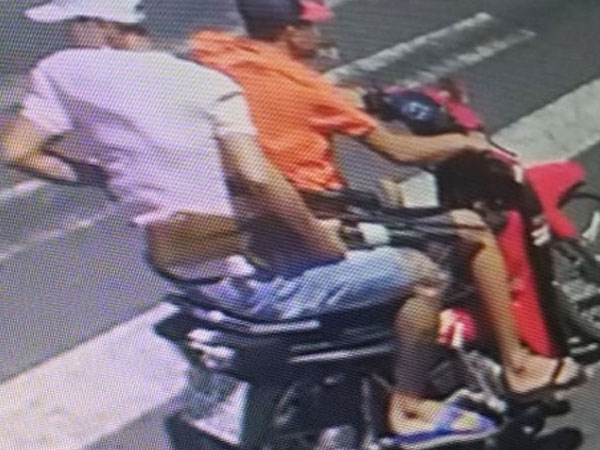 Camera ghi hình hai người cầm súng bắn nam thanh niên