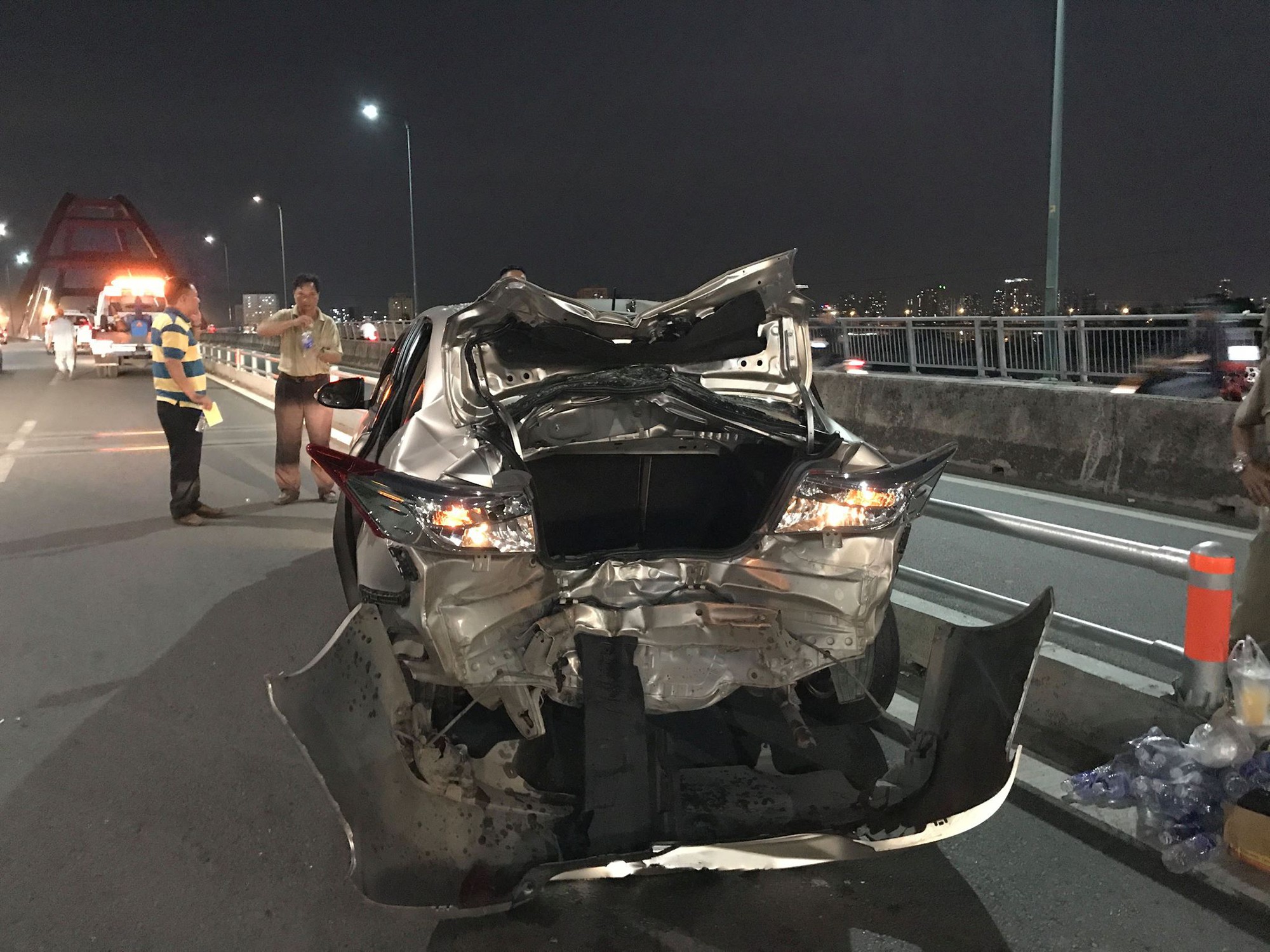 Mô tô phân khối lớn gãy rời sau khi tông bẹp dúm ô tô ở Sài Gòn