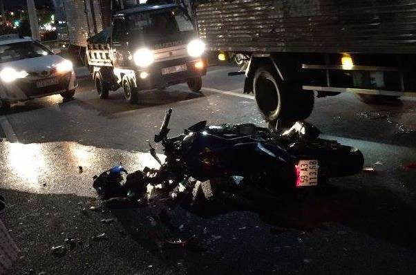 Mô tô phân khối lớn gãy rời sau khi tông bẹp dúm ô tô ở Sài Gòn