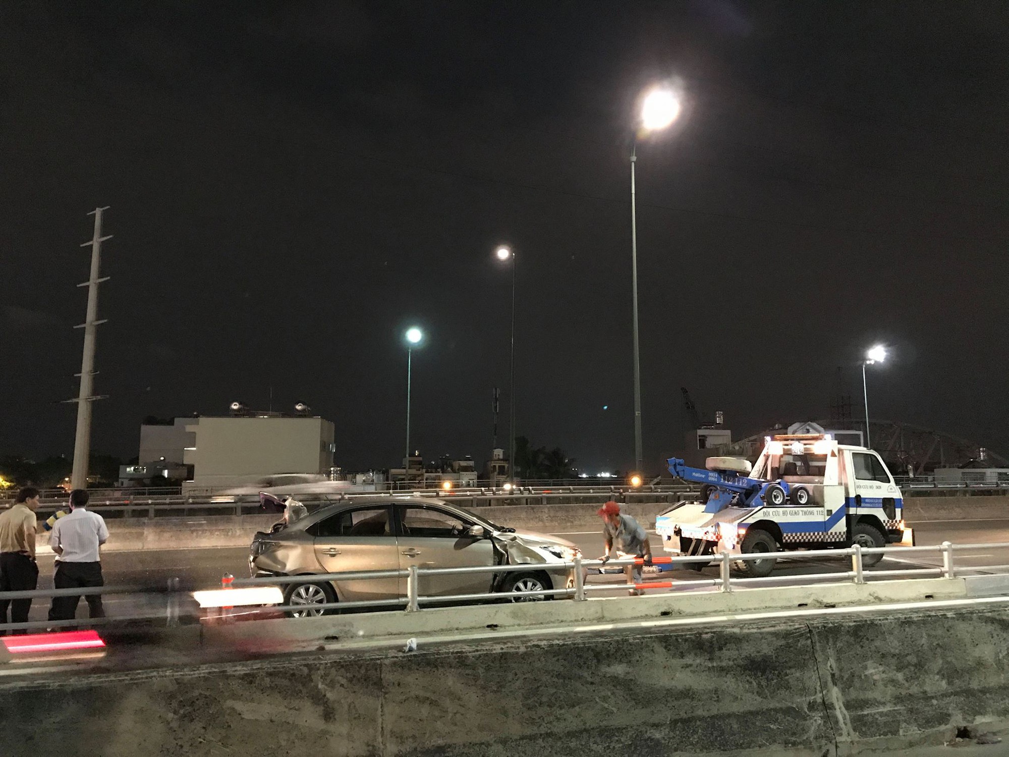 Mô tô phân khối lớn gãy rời sau khi tông bẹp dúm ô tô ở Sài Gòn