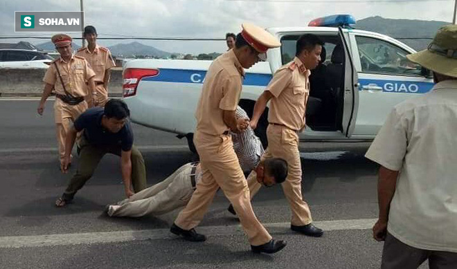 Nước mắt người vợ trẻ ở đám tang Đại úy CSGT bị lái xe bán tải chèn ngã: Tôi nói dối con là ba đang ngủ