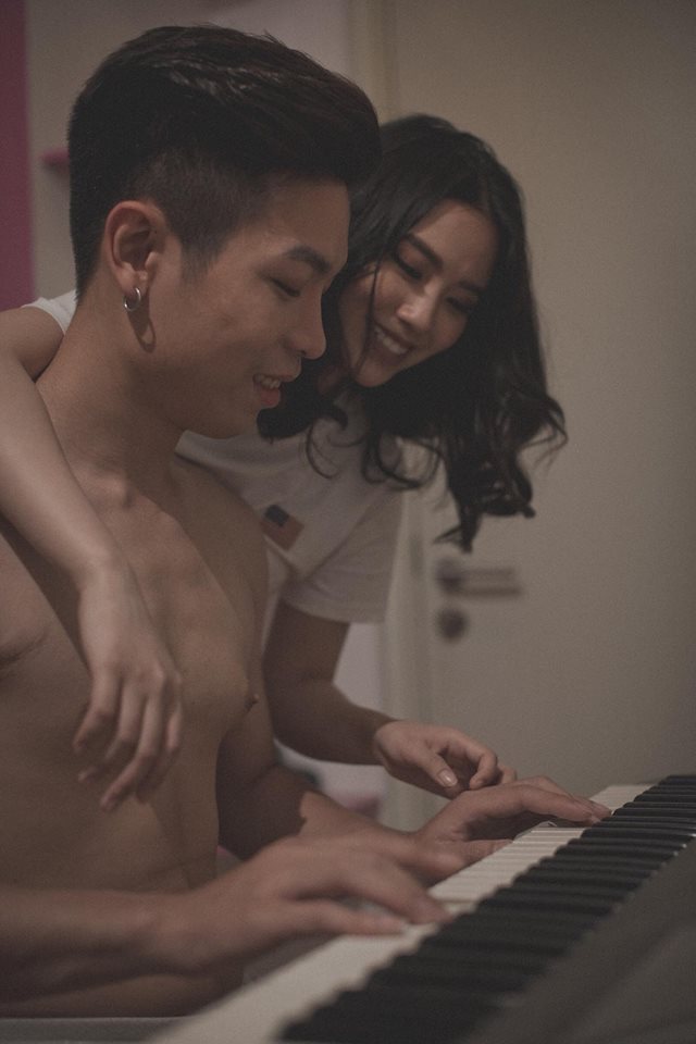 Linh Miu gây xôn xao với bộ ảnh 18+ đủ mọi tư thế cùng bạn trai