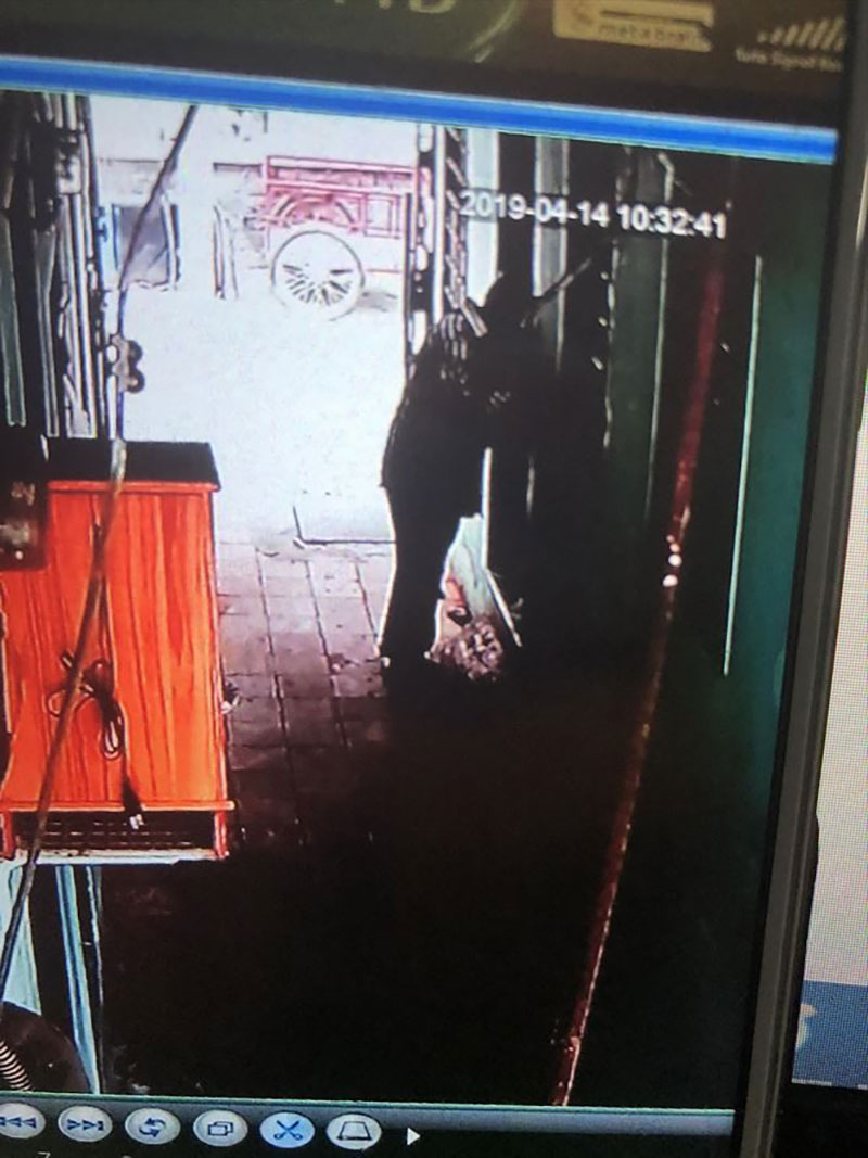 Gã hàng xóm dâm ô bé 5 tuổi, người mẹ nửa đêm đi tìm chứng cứ