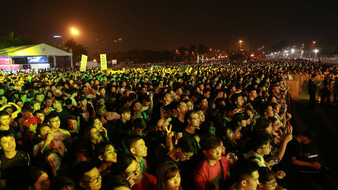 Hình ảnh nóng từ nơi diễn ra màn biểu diễn đua xe F1 tại Hà Nội