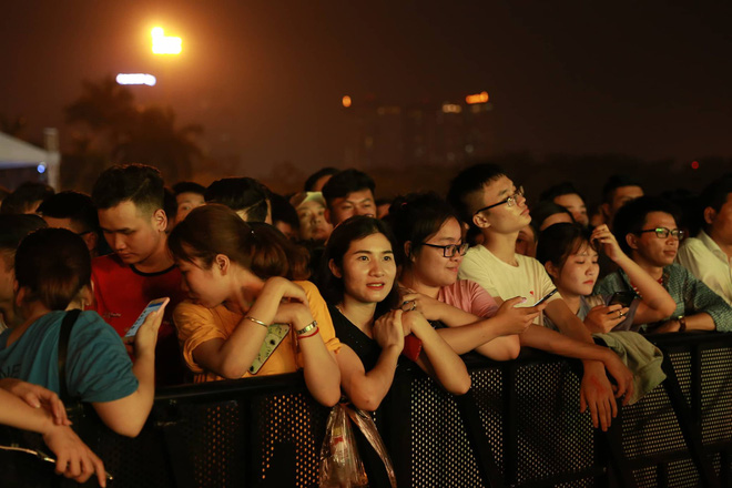 Hình ảnh nóng từ nơi diễn ra màn biểu diễn đua xe F1 tại Hà Nội