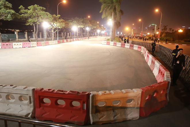 Hình ảnh nóng từ nơi diễn ra màn biểu diễn đua xe F1 tại Hà Nội