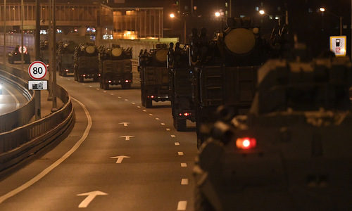 Hơn 100 xe chở vũ khí duyệt binh Nga tiến vào Moskva