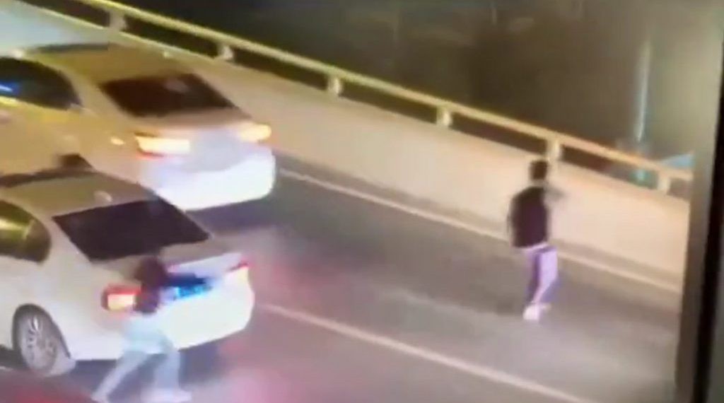 Người trẻ Việt nhìn thấy chính mình vụ nam sinh nhảy cầu tự vẫn trước mặt mẹ: Chúng ta năm ấy đã suýt đi đến bước đường này