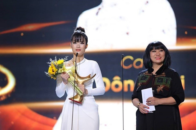 Bị Lệ Quyên đá xoáy, Đông Nhi có xứng đáng vượt mặt đàn anh đàn chị nhận giải Cống Hiến? Bị Lệ Quyên đá xoáy, Đông Nhi có xứng đáng vượt mặt đàn anh đàn chị nhận giải Cống Hiến?