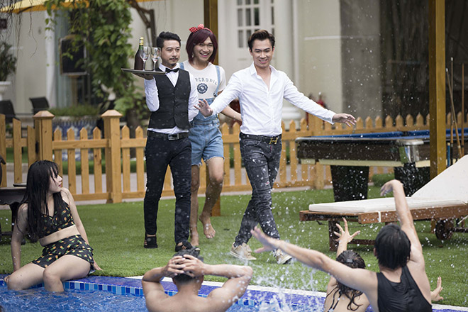 Hồ Việt Trung thuê dàn hot girl diện bikini bên bở bơi đóng phim 1 tỷ