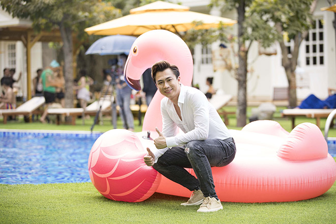 Hồ Việt Trung thuê dàn hot girl diện bikini bên bở bơi đóng phim 1 tỷ