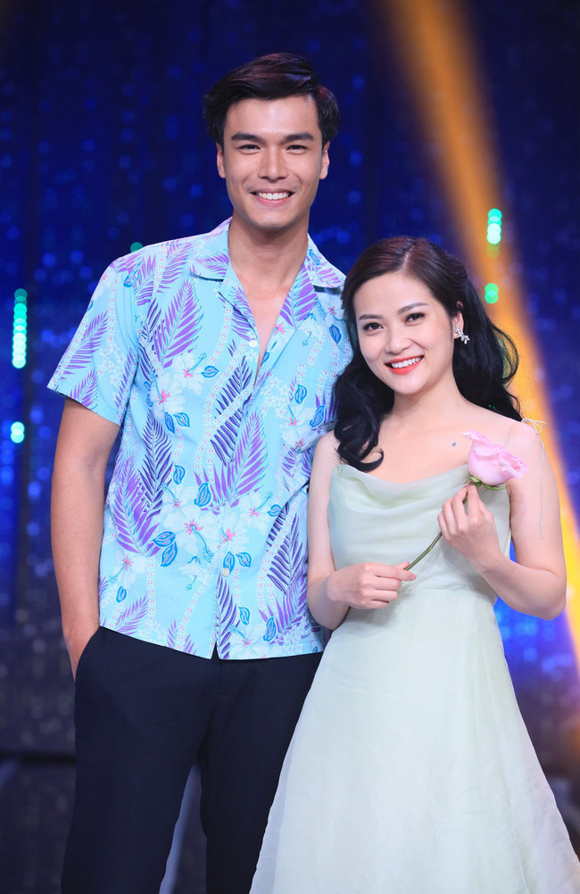 Người ấy là ai?: Nữ chính làm mẹ đơn thân ra về cùng nam diễn viên điển trai mà thân thế được hé lộ sau đây khiến dân mạng ngã ngửa