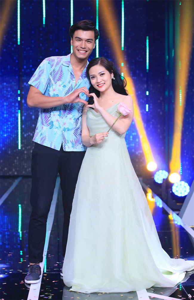 Người ấy là ai?: Nữ chính làm mẹ đơn thân ra về cùng nam diễn viên điển trai mà thân thế được hé lộ sau đây khiến dân mạng ngã ngửa