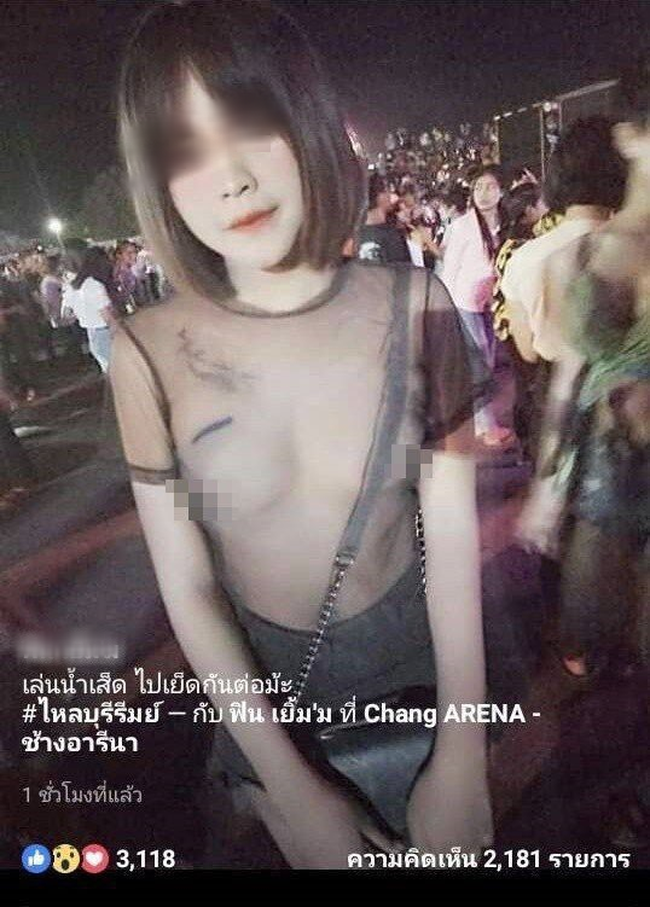 Giữa ngày nắng lửa, cô gái xinh đẹp mặc áo lưới xuyên thấu, không nội y đi lễ hội còn chụp ảnh tung Facebook