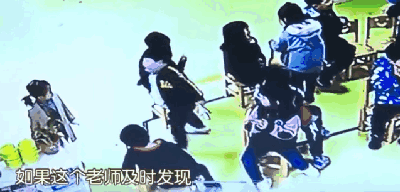 Video bé trai đang ngồi trong lớp học bỗng nhiên đứng lên chạy vòng quanh, xô đổ bàn ghế rồi ngã xuống tử vong