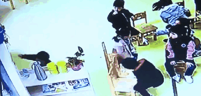 Video bé trai đang ngồi trong lớp học bỗng nhiên đứng lên chạy vòng quanh, xô đổ bàn ghế rồi ngã xuống tử vong