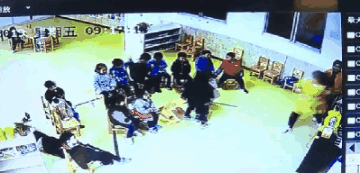 Video bé trai đang ngồi trong lớp học bỗng nhiên đứng lên chạy vòng quanh, xô đổ bàn ghế rồi ngã xuống tử vong