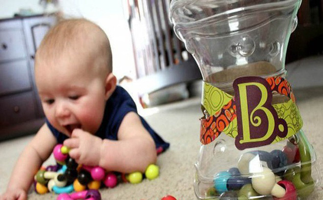 Video bé trai đang ngồi trong lớp học bỗng nhiên đứng lên chạy vòng quanh, xô đổ bàn ghế rồi ngã xuống tử vong