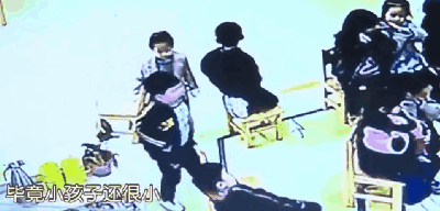 Video bé trai đang ngồi trong lớp học bỗng nhiên đứng lên chạy vòng quanh, xô đổ bàn ghế rồi ngã xuống tử vong