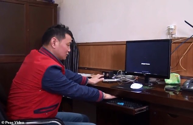 Người đàn ông bơi qua sông Trường Giang suốt 11 năm để đi làm cho tiện