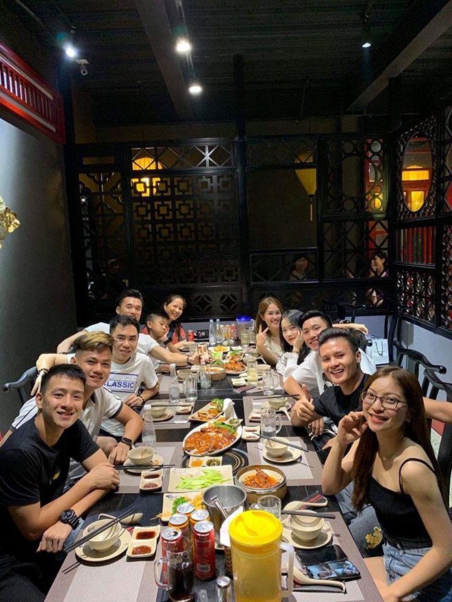 Tiến Dũng, Quang Hải và dàn cầu thủ mừng sinh nhật tuổi 20 của Văn Hậu Tiến Dũng, Quang Hải và dàn cầu thủ mừng sinh nhật tuổi 20 của Văn Hậu