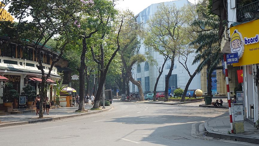 Nắng như đổ lửa, phố đi bộ Hồ Gươm vắng tanh ngày cuối tuần