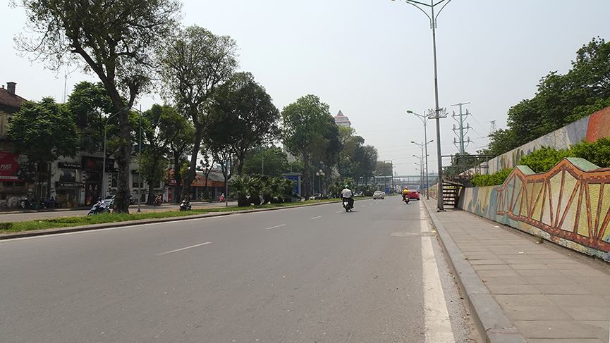 Nắng như đổ lửa, phố đi bộ Hồ Gươm vắng tanh ngày cuối tuần