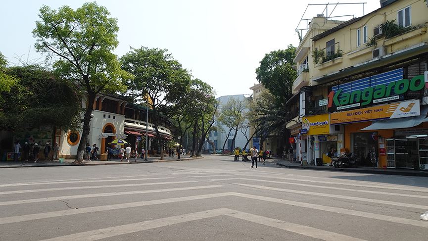 Nắng như đổ lửa, phố đi bộ Hồ Gươm vắng tanh ngày cuối tuần