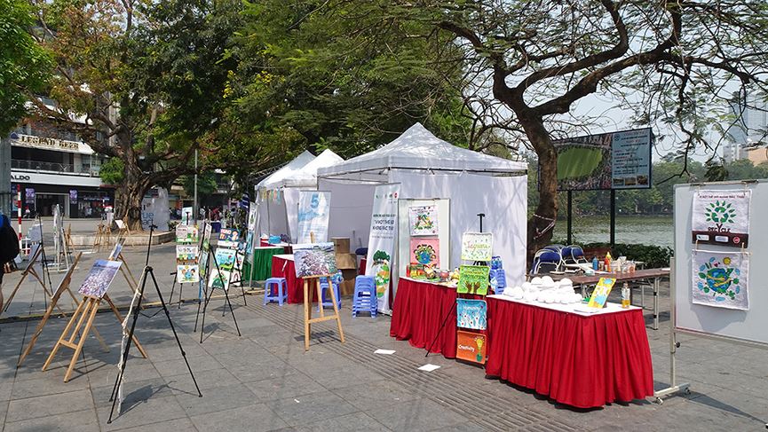 Nắng như đổ lửa, phố đi bộ Hồ Gươm vắng tanh ngày cuối tuần